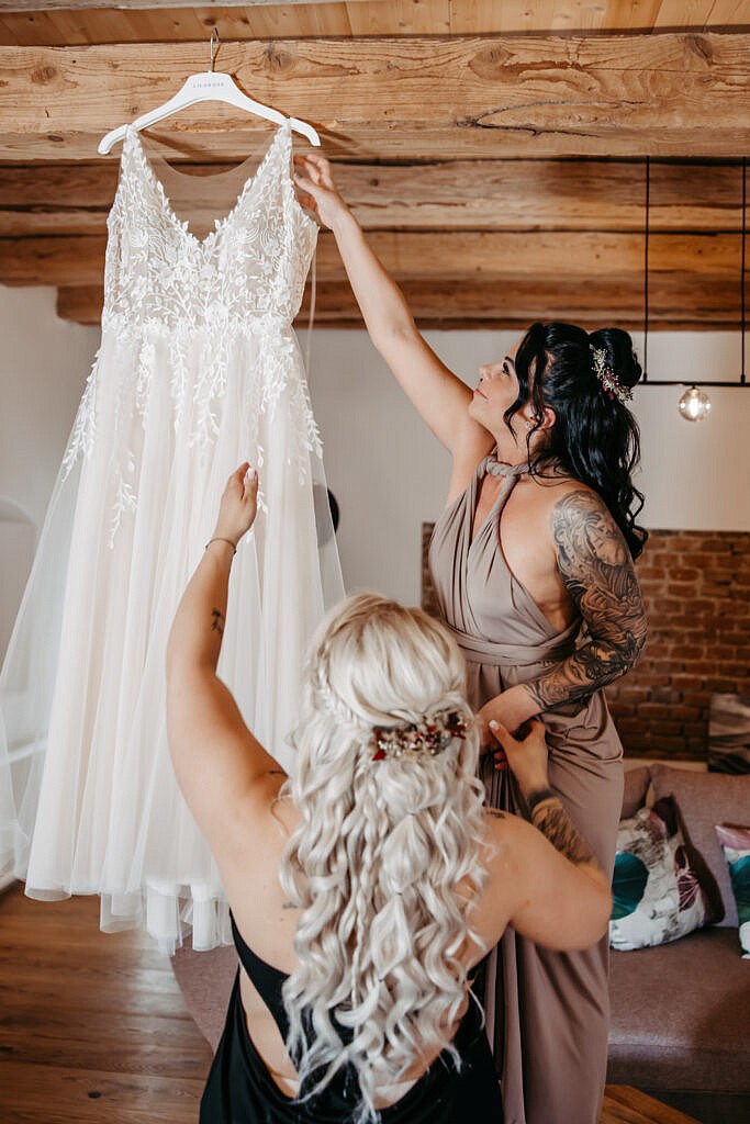 Getting Ready von der Braut  bei einer Hochzeit im Gutshof Szilagyi