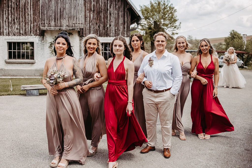 Foto vom Einzug bei einer Hochzeit im Gutshof Szilagyi 