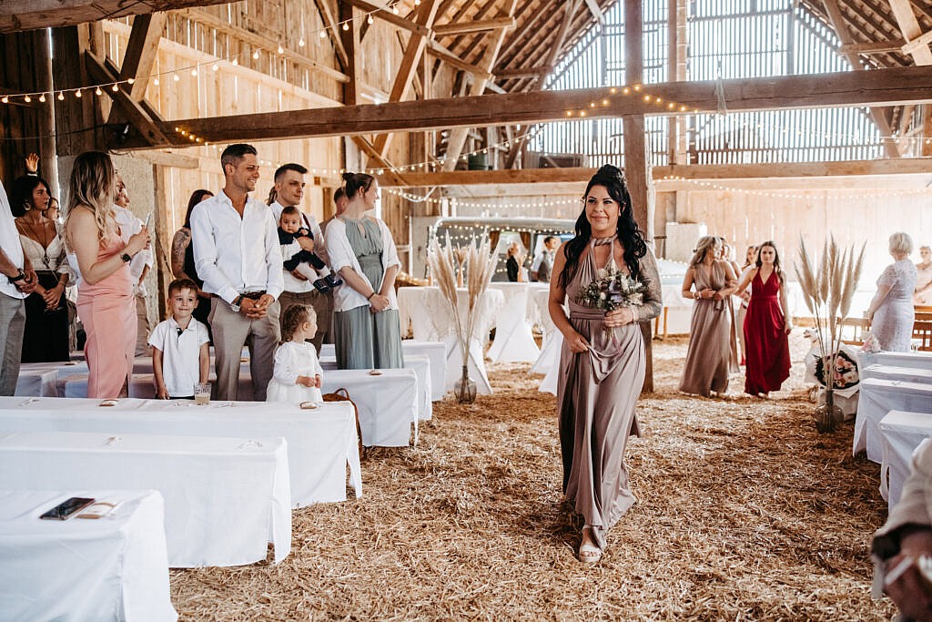 Foto vom Einzug bei einer Hochzeit im Gutshof Szilagyi 