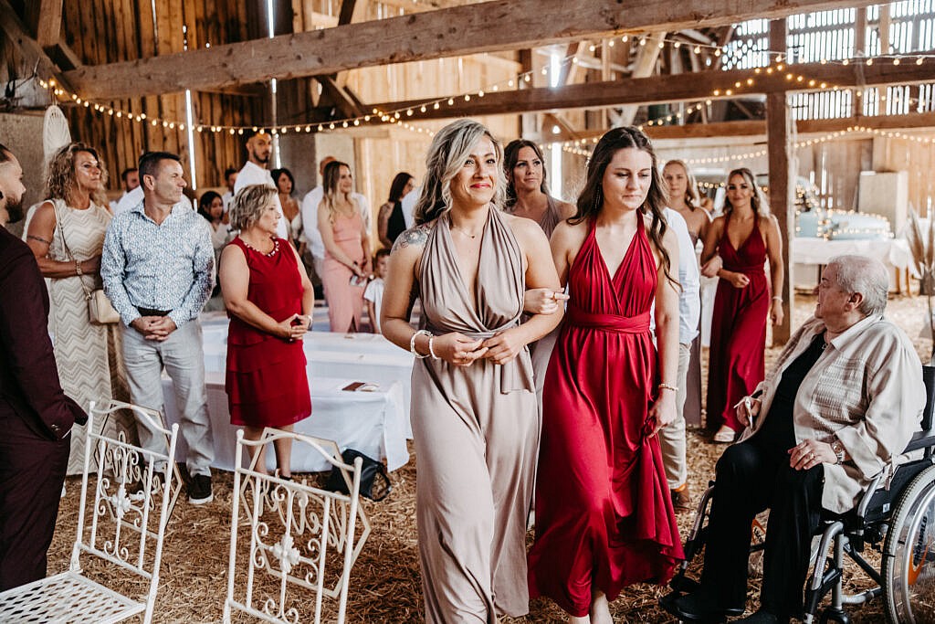 Foto vom Einzug bei einer Hochzeit im Gutshof Szilagyi 