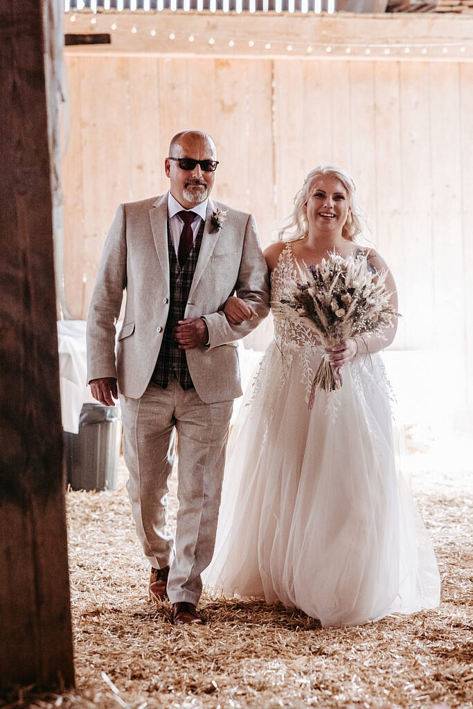 Foto vom Einzug bei einer Hochzeit im Gutshof Szilagyi 