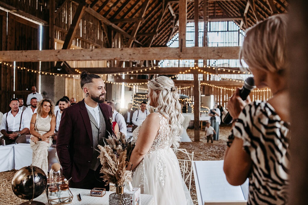 Trauung Scheunenhochzeit im Gutshof Szilagyi 