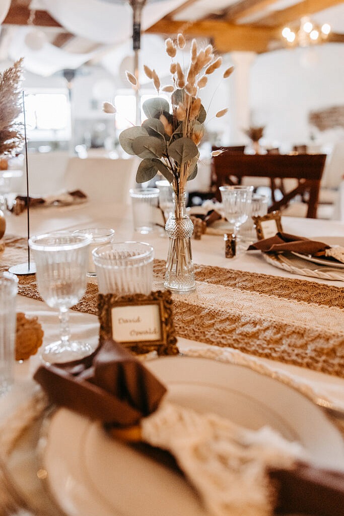 Wunderschöne Detailaufnahme von der Dekoration im Festsaal bei einer Hochzeit im Gutshof Szilagyi 
