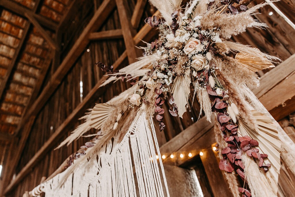 Detailaufnahme von der Dekoration im Festsaal bei einer Hochzeit im Gutshof Szilagyi 