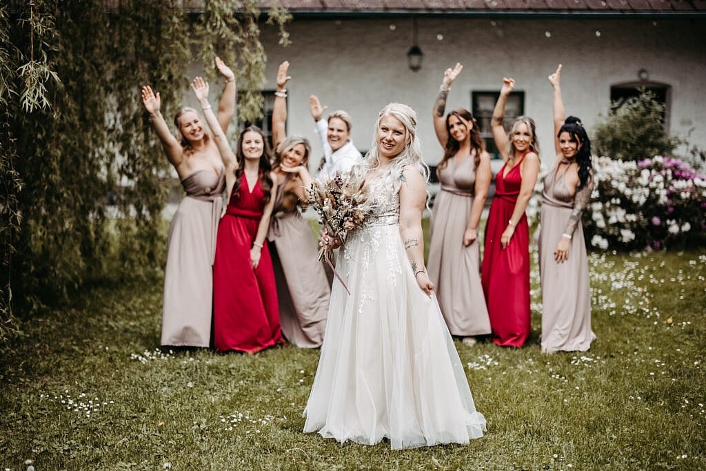 Gruppenfoto Trauzeugen bei Hochzeit im Gutshof Szilagyi 