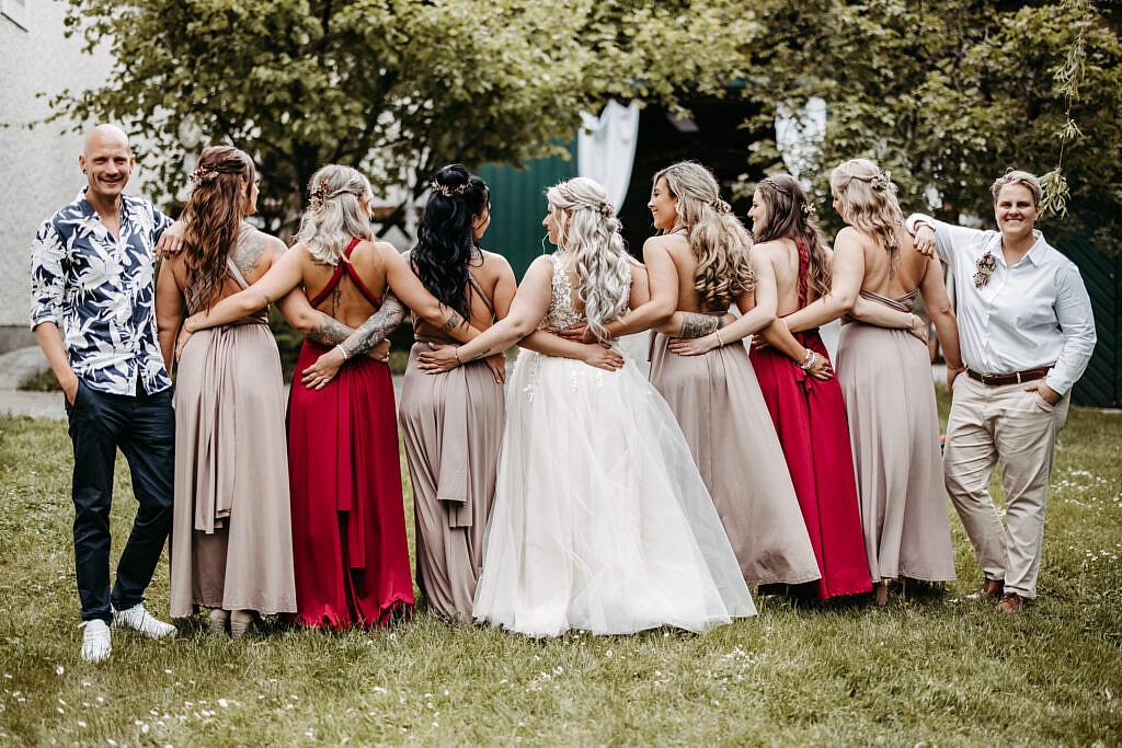 Gruppenfoto Trauzeugen bei Hochzeit im Gutshof Szilagyi 