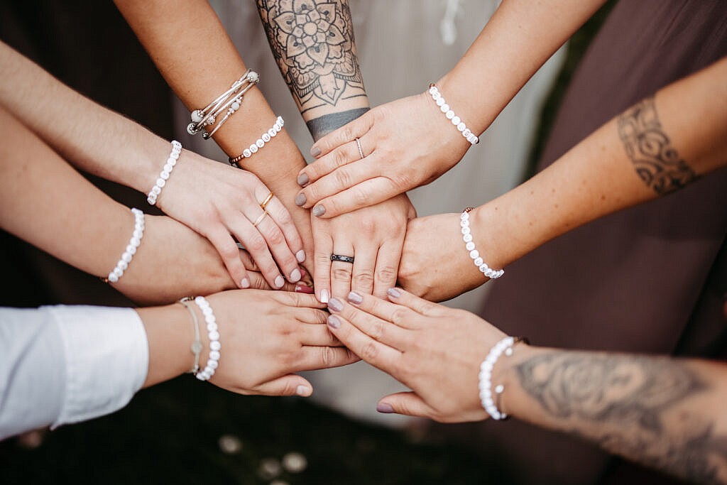 Gruppenfoto Trauzeugen bei Hochzeit im Gutshof Szilagyi 