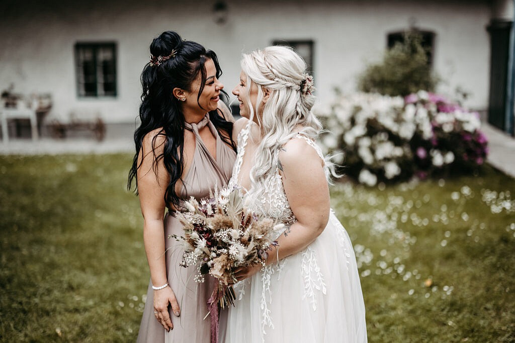 Gruppenfoto Trauzeugen bei Hochzeit im Gutshof Szilagyi 