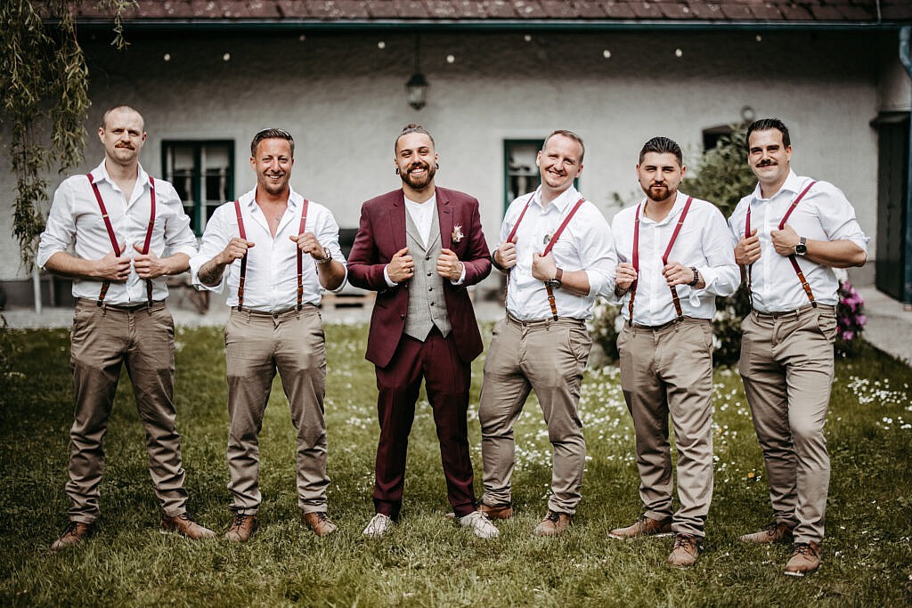Gruppenfoto Trauzeugen bei Hochzeit im Gutshof Szilagyi 