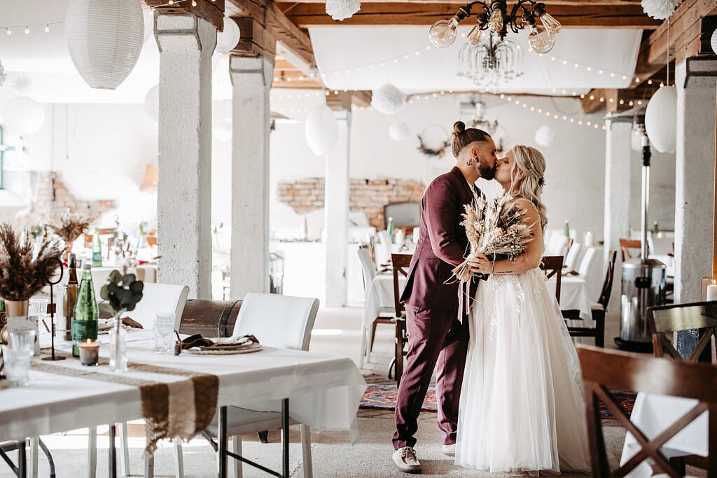 Foto vom Brautpaar im Hochzeitssaal bei Hochzeit im Gutshof Szilagyi 