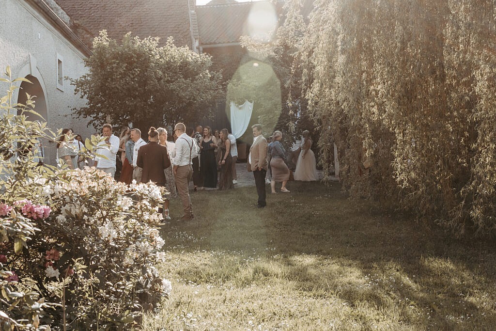 Agape im Garten bei einer Hochzeit im Gutshof Szilagyi 