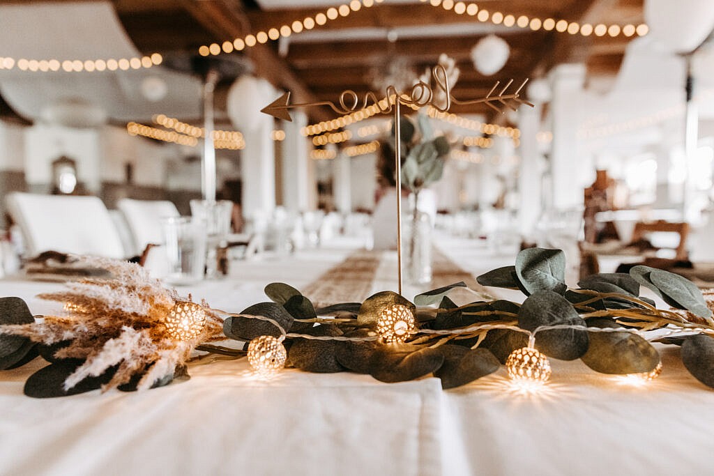 Wunderschöne Detailaufnahme von der Dekoration im Festsaal bei einer Hochzeit im Gutshof Szilagyi 